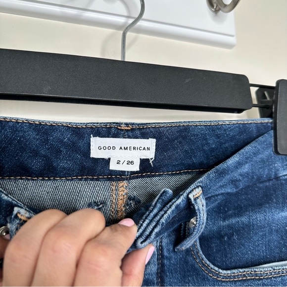 Good American Good Curve Straight Leg Jeans in Indigo593 - Picture 6 of 9